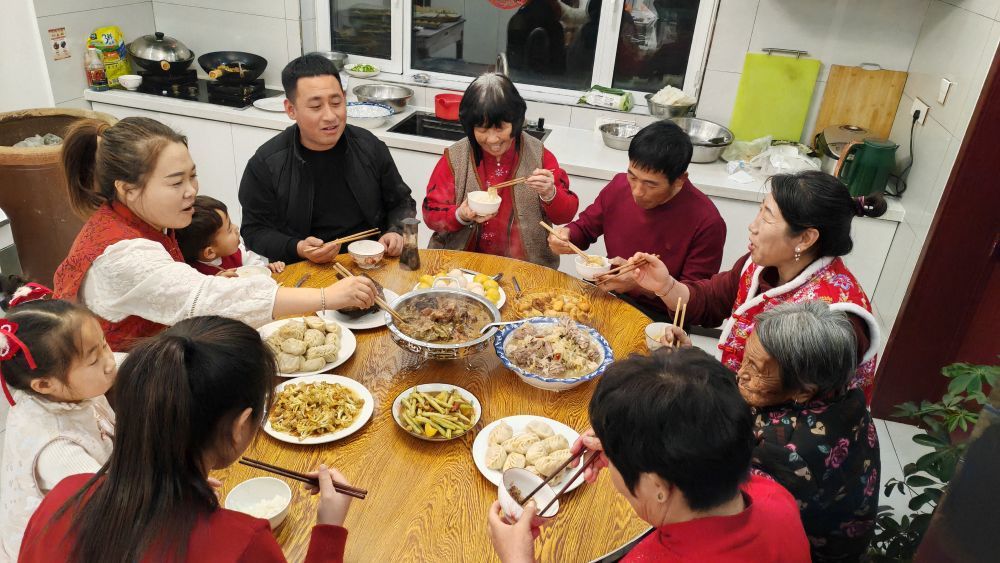 2025年12月31日晚,王宝维一家其乐融融地吃晚饭。 新华社发(李健鹏摄)