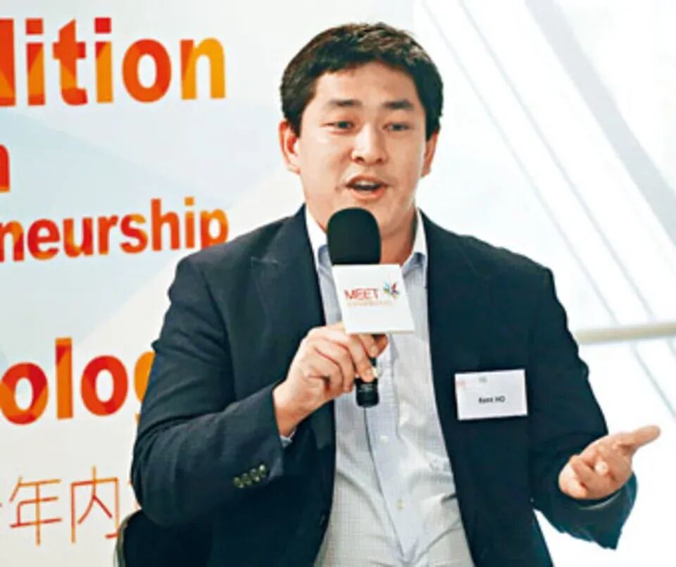 Spectrum 28 Capital聯合創辦人何正德，在「團結香港基金」舉行的「香港創業青年內地行」發布會上，與創業年輕人分享投資心得。