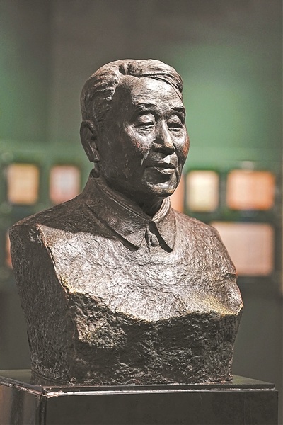 裴文中院士雕像