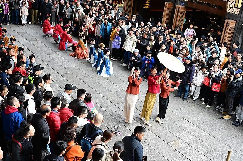 △福建福州举行非遗主题巡游