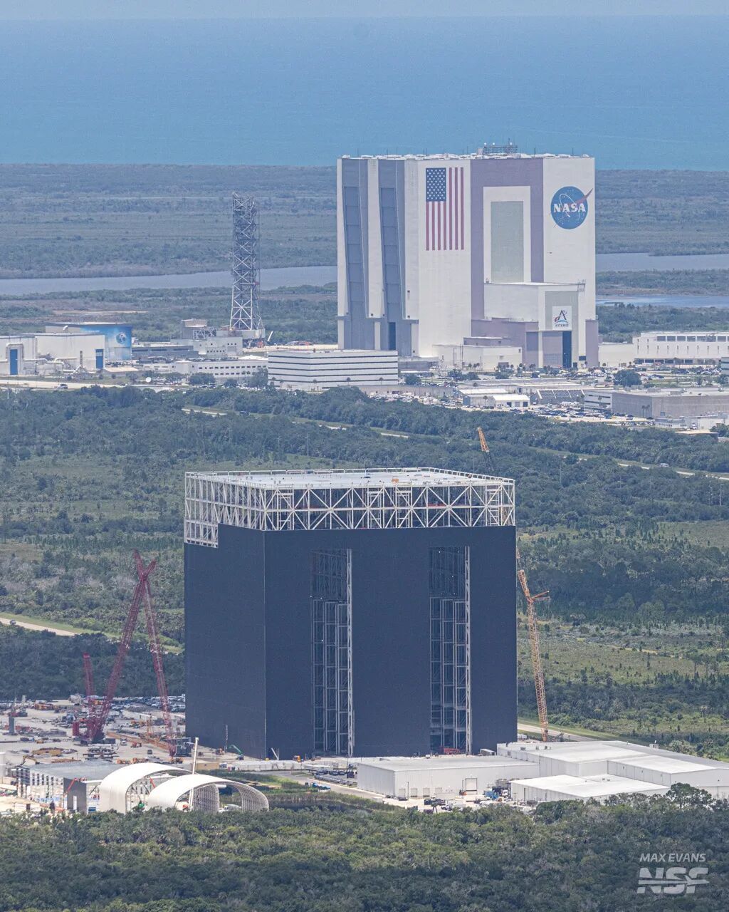 正在兴建中的GigaBay,背景中是土星五号、航天飞机和SLS使用的总装厂房|Max Evans/NSF
