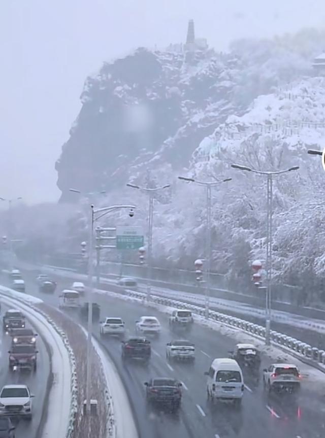 这是早晨的红山，现在积雪应该更厚