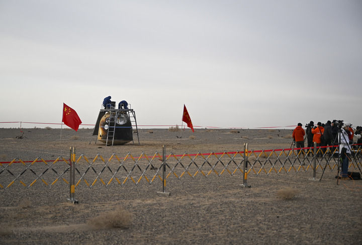 ↑1月19日，神舟二十号飞船返回舱在东风着陆场成功着陆。经现场检查确认，神舟二十号飞船返回舱外观总体正常，舱内下行物品状态良好，神舟二十号飞船返回任务取得圆满成功。新华社记者 李志鹏 摄