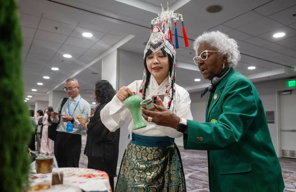2026年6月5日，与会代表在美国加利福尼亚州旧金山举行的第八届中美友城大会文旅推介展位前驻足观看。新华社发（朱子于 摄）