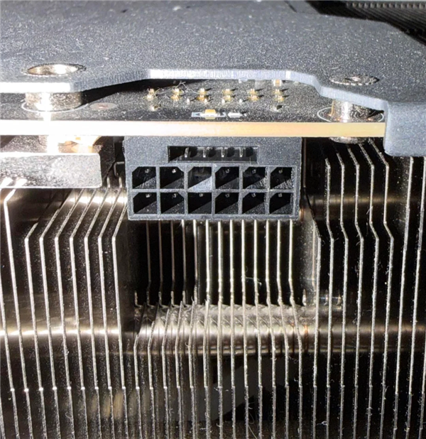 简直是救命灯!RTX 4090靠指示灯预警保命:晚一点显卡就烧了