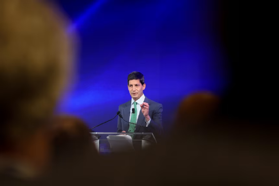 2025 年 4 月 25 日,前美联储理事凯文・沃什现身华盛顿特区国际货币基金组织总部,出席国际货币基金组织与世界银行春季会议。