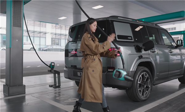 对用户最友好的充电桩 比亚迪发布闪充桩：悬吊设计、插拔不费劲