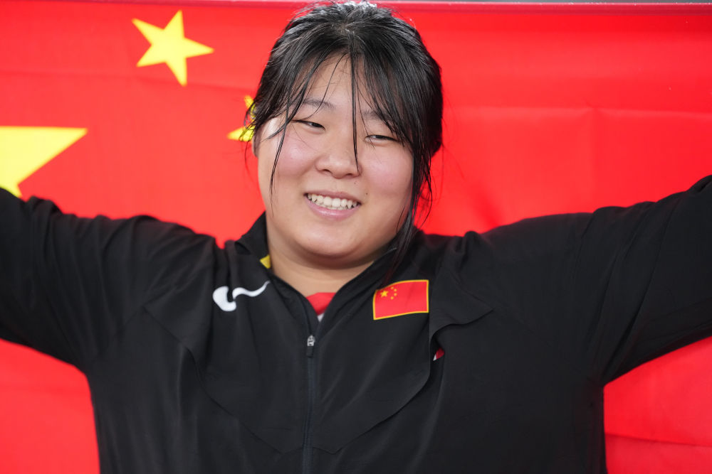 9月27日,冠军中国选手严子怡在爱知·名古屋亚运会田径项目女子标枪决赛后庆祝。新华社记者 雒圆 摄