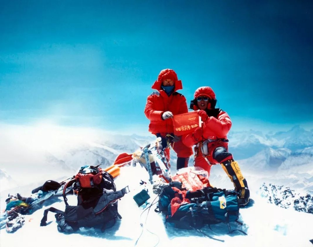 1998年中国登山队成员身穿波司登羽绒服成功登顶珠峰.jpg