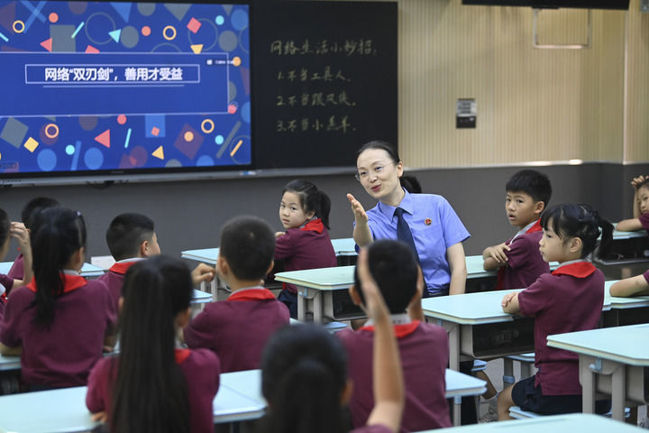 2025年9月1日，重庆检察未成年人保护工作团队代表龚珊在渝北区巴蜀小学给孩子们讲授法治知识。新华社发（刘力 摄）