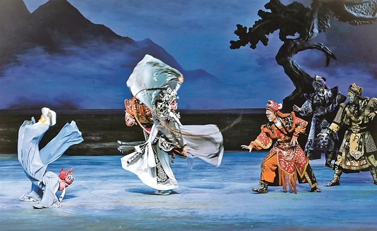 婺剧《三打白骨精》中,唐僧被白骨精追打时展现的武功“倒插虎”。资料照片