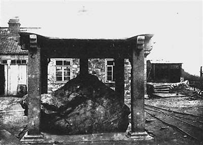 20世纪初，关重忠拍摄的在旅顺原址的唐鸿胪井碑及碑亭。