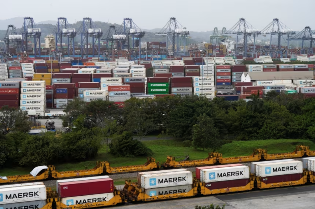 长和经营的巴拿马港口上密集的集装箱。