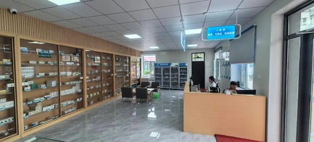 图为北安市铁西社区卫生服务中心医共体开放式药房,打破传统药房隔栏窗口模式,采用敞开式药柜布局,药剂师与居民面对面沟通,为群众提供用药咨询指导,实现购药服务零距离,提升基层便民药事服务水平。