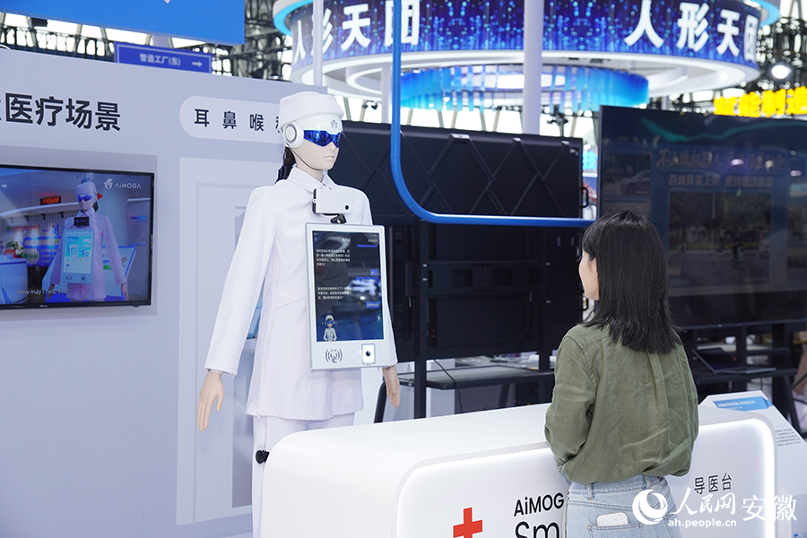机器人为游客提供健康咨询。人民网记者 陈若天摄