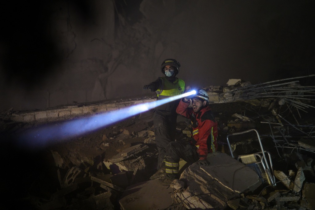 4月8日,黎巴嫩贝鲁特,救援人员在一栋遭以色列空袭损毁的建筑中搜寻遇难者。视觉中国 图