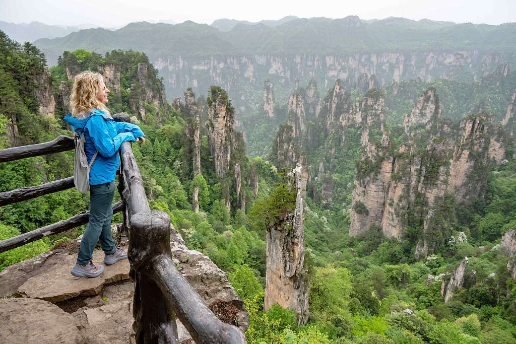 外国游客在张家界景区 图自视觉中国