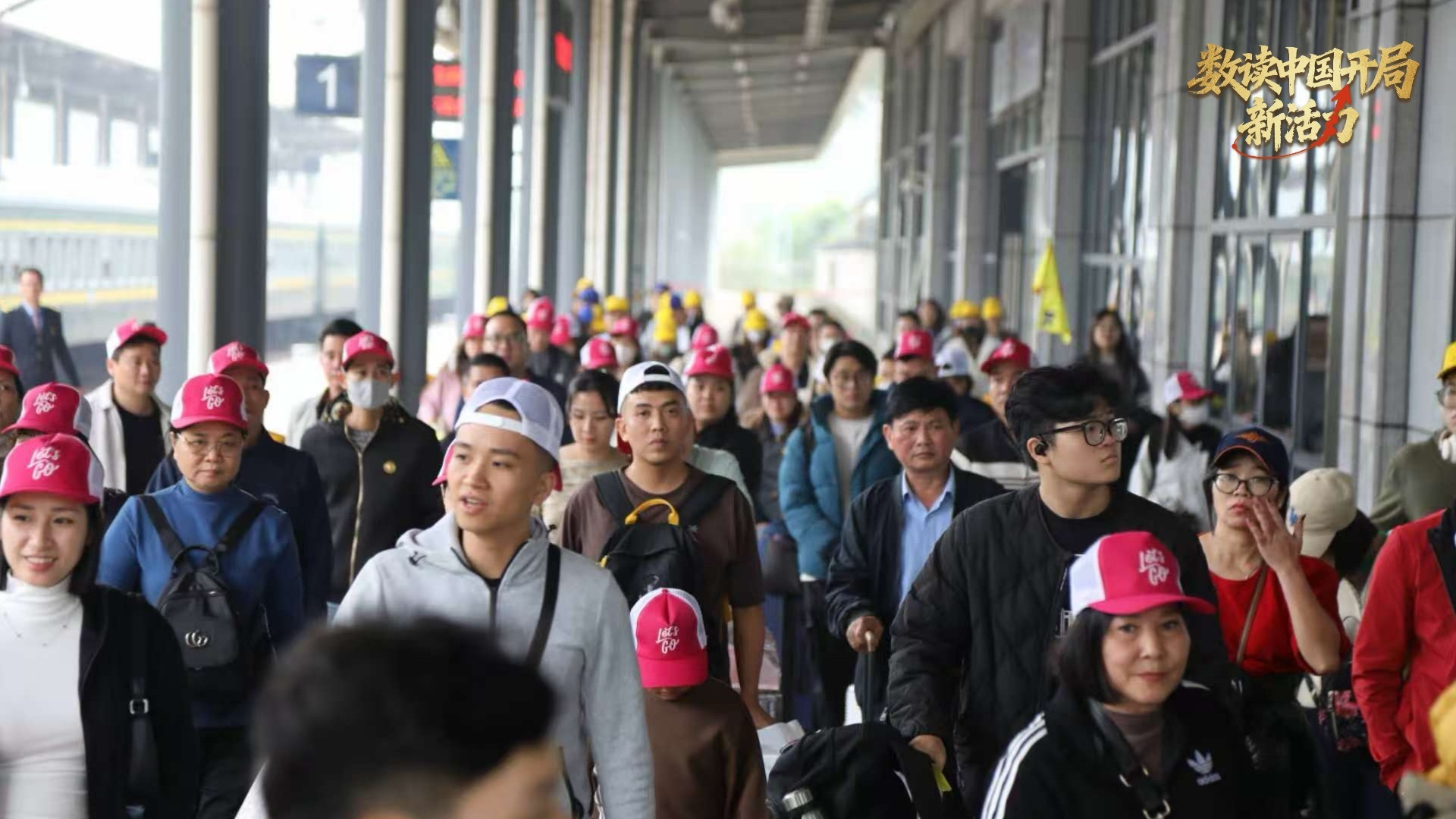 东南亚旅客从云南河口口岸入境后乘坐动车前往昆明、香格里拉等地赏雪观景(央广网发 国铁昆明局供图)