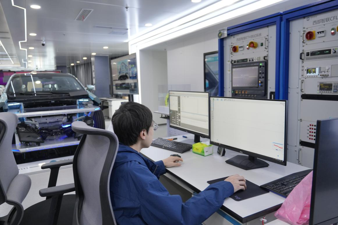 重庆一家科技企业，研究人员正在核对汽车数据（央广网发 周长江 摄）