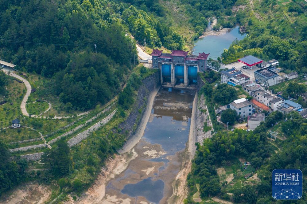 ↑ 7月11日在湖北省黄冈市罗田县拍摄的天堂水库闸门,水库已降至死水位(无人机照片)。新华社记者 伍志尊 摄