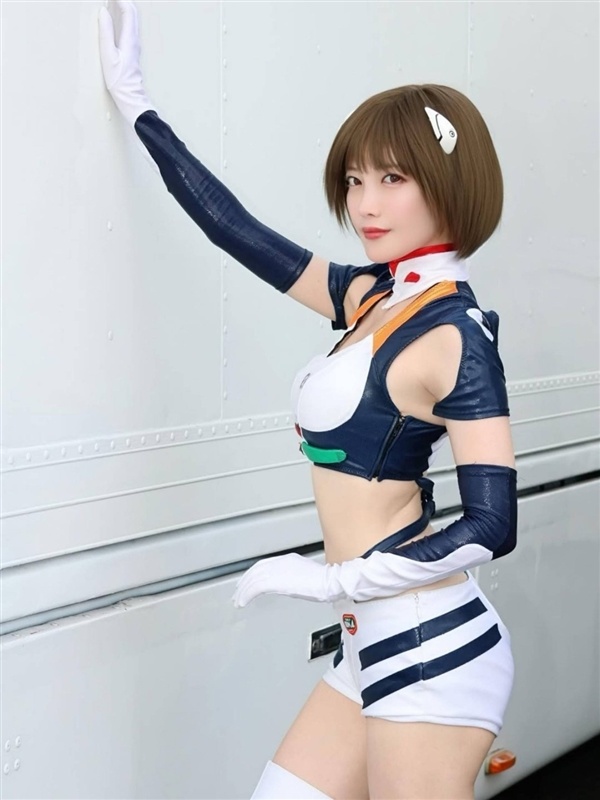 日本赛车女郎Cos初代女神绫波丽 身高腿长太顶了