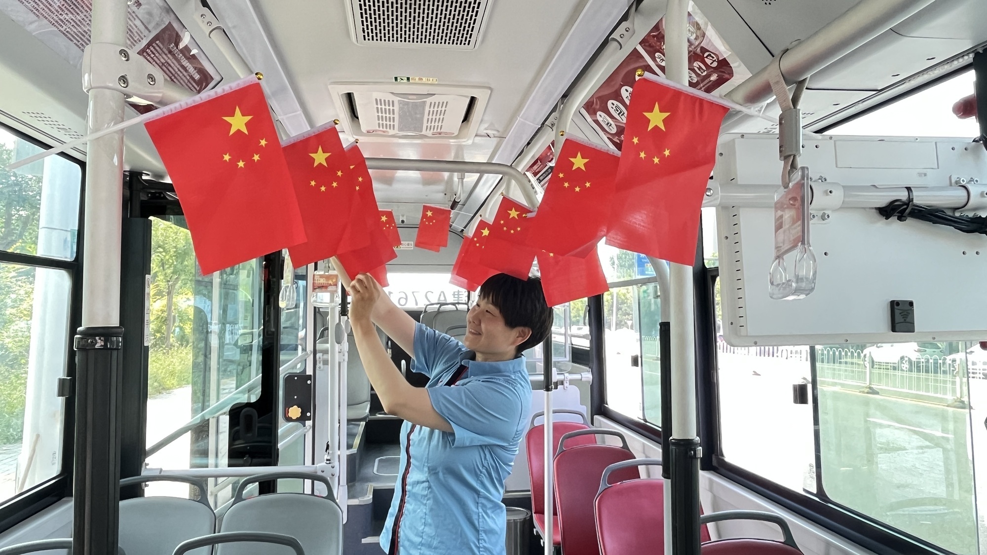 彭蓬在布置车厢(央广网发 天津市公交集团供图)
