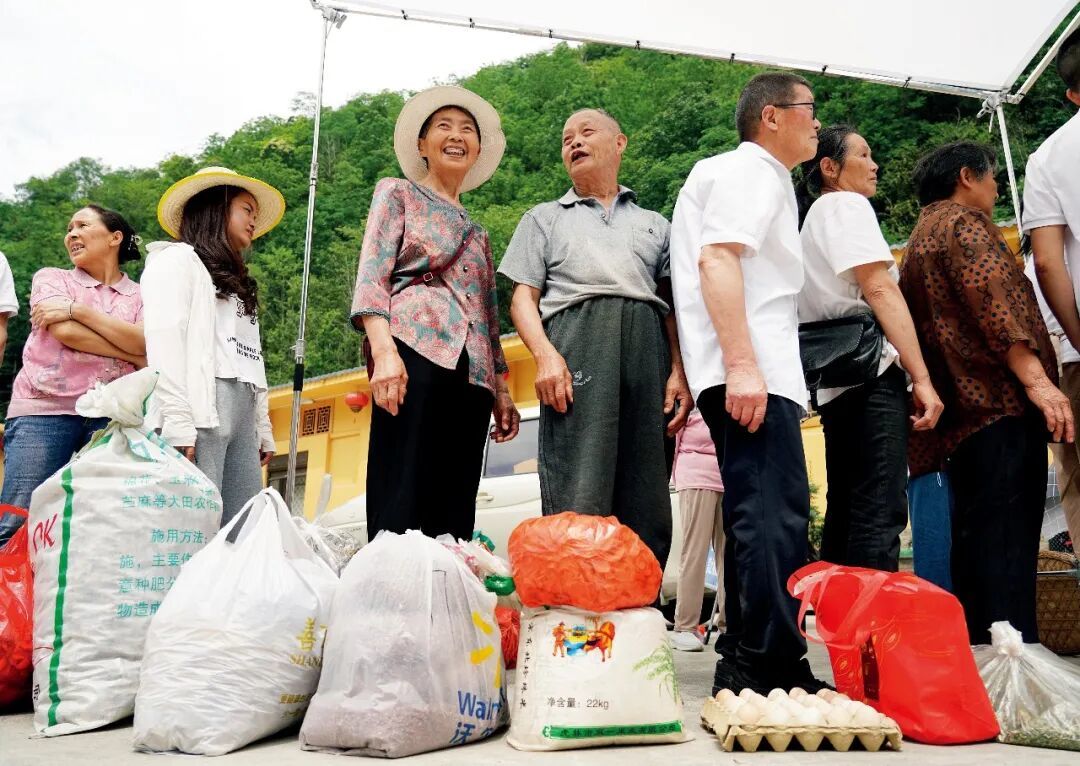 2025年6月24日,在陕西安康市岚皋县孟石岭镇电商直播基地,群众排队由村干部与电商主播一起帮助售卖山货。图/新华