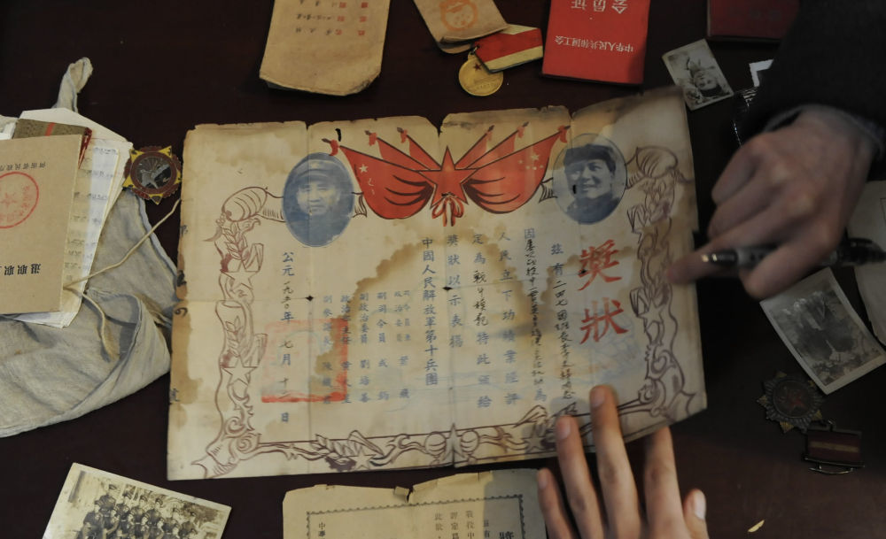 李文祥保存的奖状和奖章等。新华社记者 赵鹏 摄