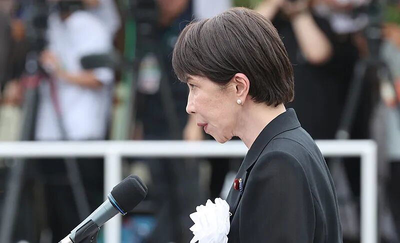 日本首相高市早苗在长崎遭原子弹轰炸81周年纪念仪式上致辞。图源:央视新闻