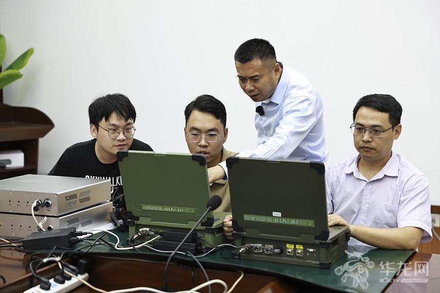 李国军和团队一起攻克难题。第1眼TV-华龙网记者 李文科 摄