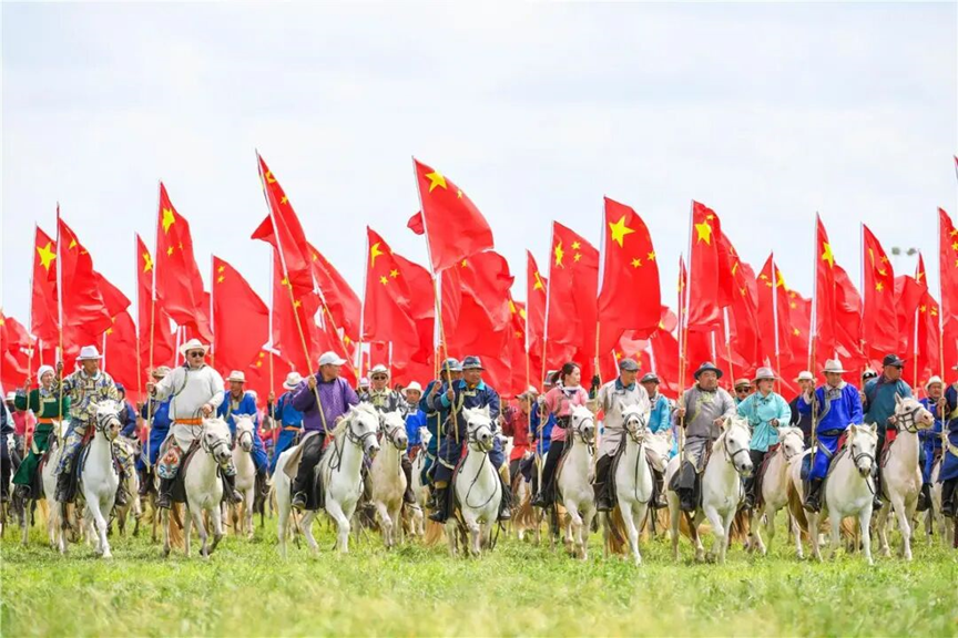 2026年7月18日,内蒙古自治区第36届旅游那达慕在锡林郭勒盟锡林浩特市那达慕风情园盛大开幕,图为国旗马队入场。(图片来源:内蒙古文旅)