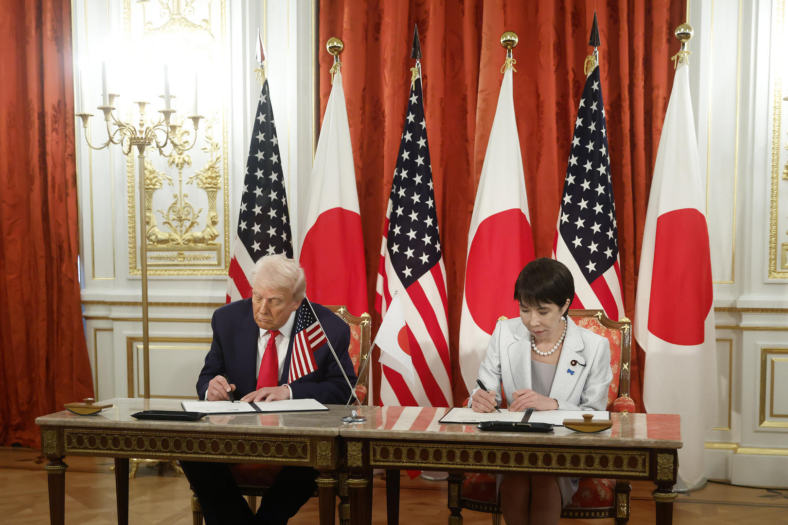 ▲当地时间2025年10月28日，日本东京，美国总统特朗普（左）与日本首相高市早苗出席美日贸易协定实施文件签署仪式，其中包括日本承诺为5500亿美元的美国项目提供资金 据视觉中国