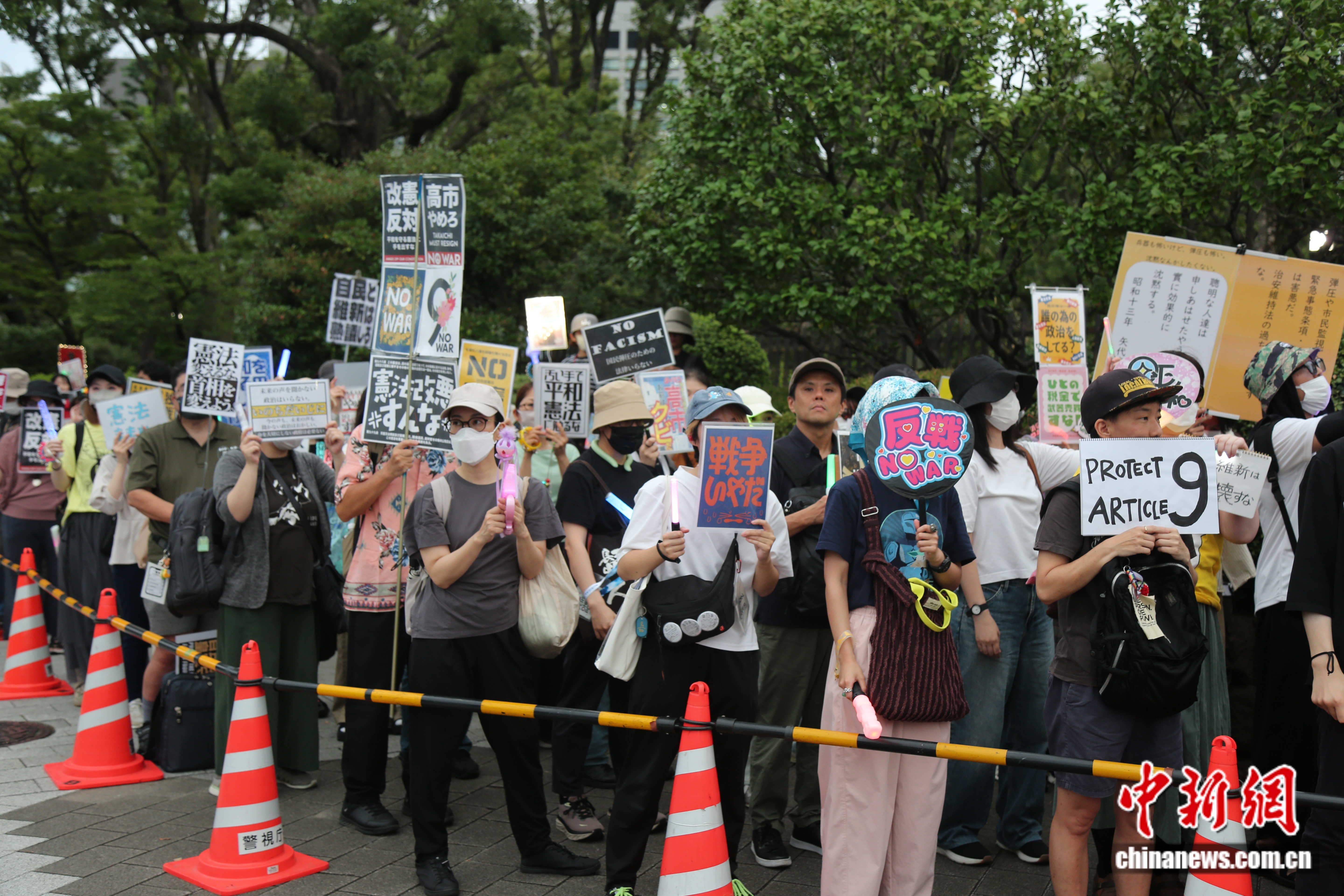 当地时间2026年7月25日，约1000名日本民众在位于东京的国会议事堂前举行抗议集会，反对高市早苗政府近期推动的一系列危险政策和法案。 中新社记者 朱晨曦 摄