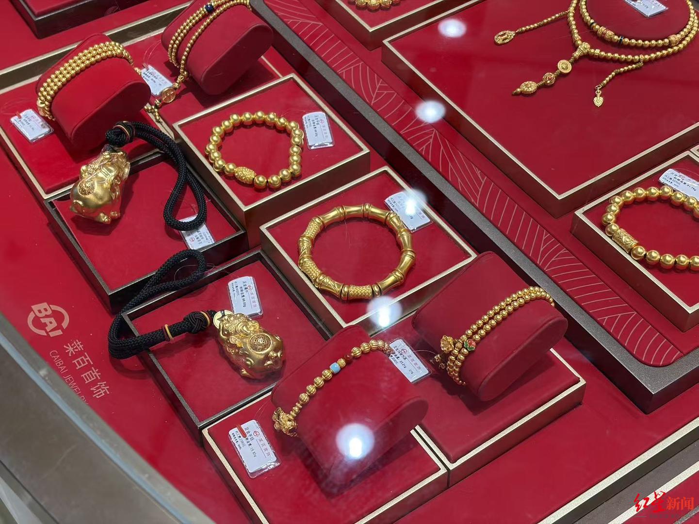 ▲商场内销售的金饰品