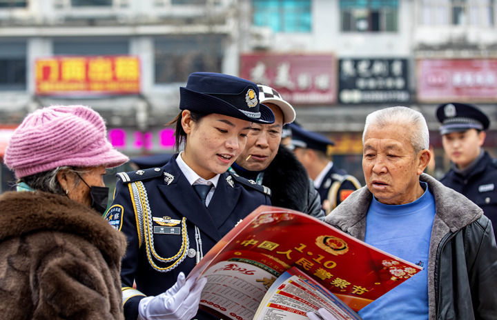 警察在贵州省黔西市水西广场为市民宣传防电信诈骗知识（2026年1月10日摄）。新华社发（范晖摄）