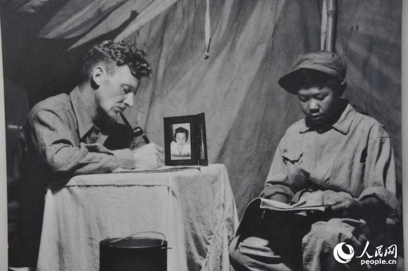 1944年10月24日，美国一位通信兵在中国昆明怒江前线为家人写信。
