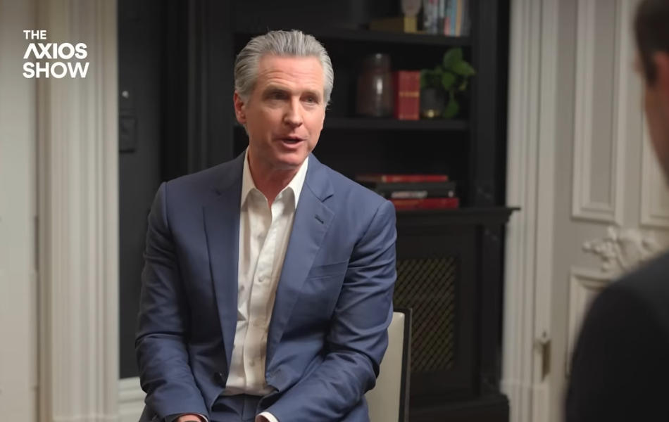 纽森接受Axios采访画面