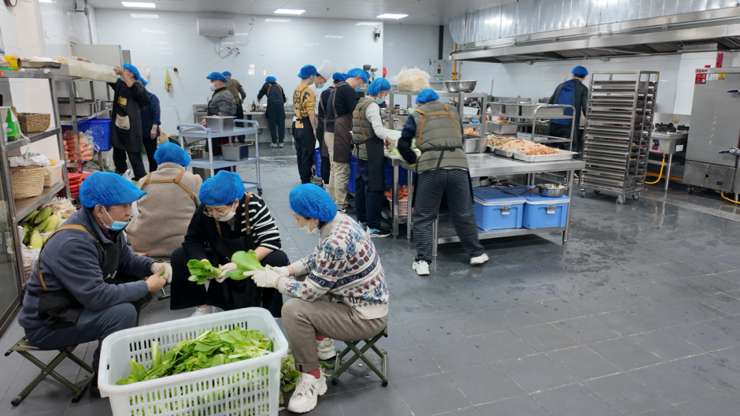 15名义工自发在“吾家素食”后厨帮忙