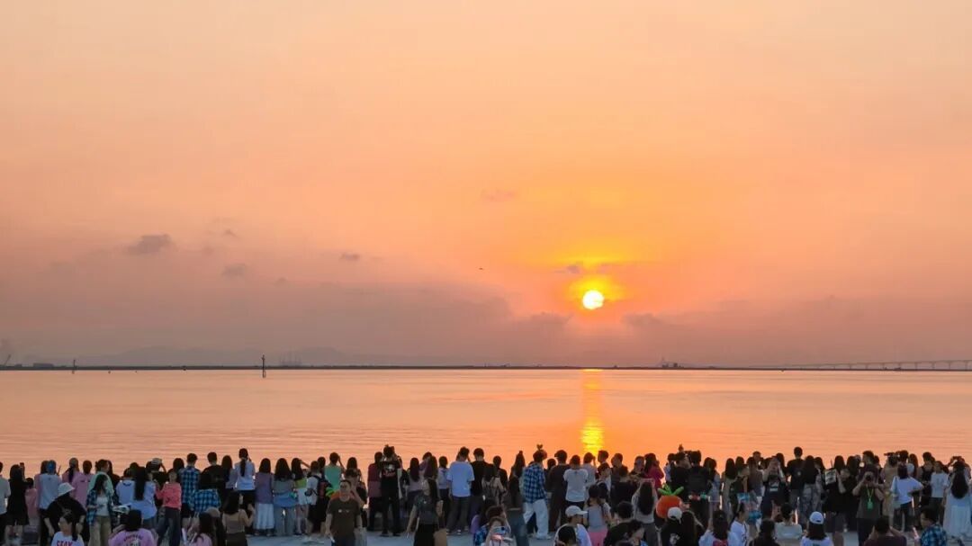 五迷回到大湾区那一天，湾上拾光宿营地落日晚霞、中秋节月亮、大湾区文化体育中心日出22.jpg