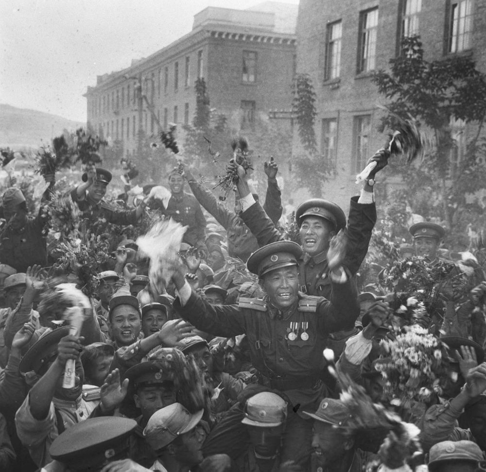 1958年,中国人民志愿军全部撤离朝鲜。这是朝鲜人民欢送中国人民志愿军回国的场面。(资料照片)