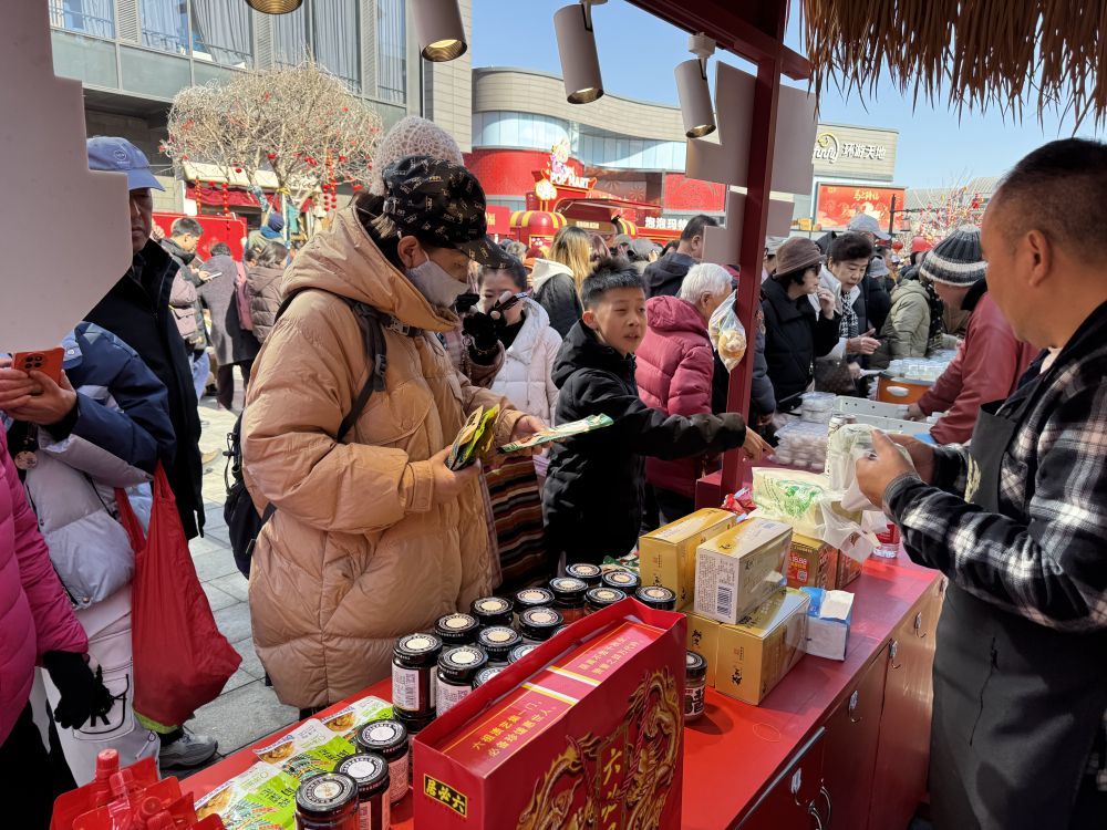 这是六必居摊位前挑选酱菜的游客。新华社记者王艳刚 摄