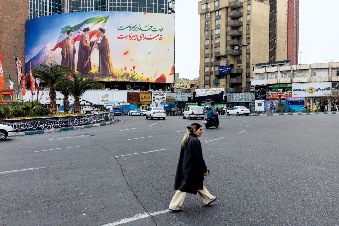 3月10日,伊朗德黑兰街头的巨幅画作,展示了伊斯兰革命领袖霍梅尼(左)、哈梅内伊(中)和穆杰塔巴(右)的形象。图/视觉中国