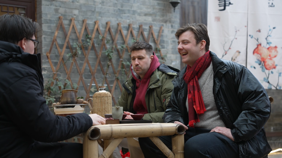 帝汉尼(右一)带着匈牙利老乡们体验中国时下最流行的“围炉煮茶”