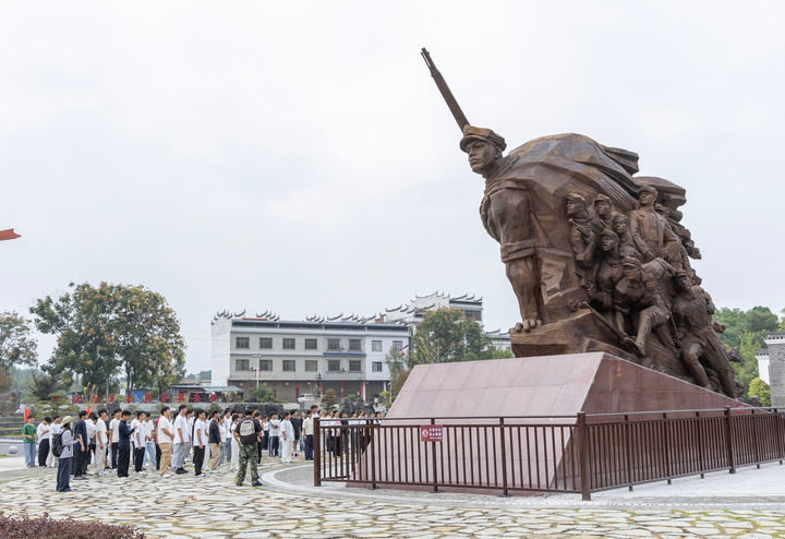 2026年9月21日,学生在广西桂林市兴安县界首镇的红军长征湘江战役界首渡江遗址公园参观学习。新华社记者 张帆 摄