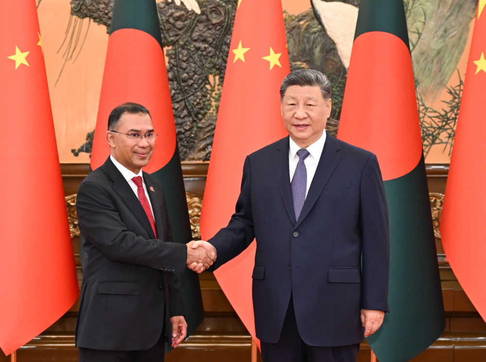 6月26日上午，国家主席习近平在北京人民大会堂会见来华正式访问的孟加拉国总理塔里克。新华社记者 李响 摄