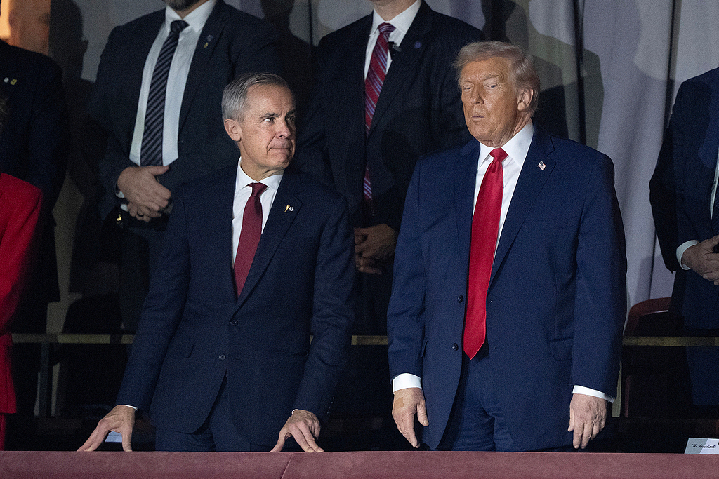 2025年12月5日,加拿大总理卡尼与美国总统特朗普在美国华盛顿肯尼迪中心等待国际足联世界杯抽签仪式开始。(视觉中国)