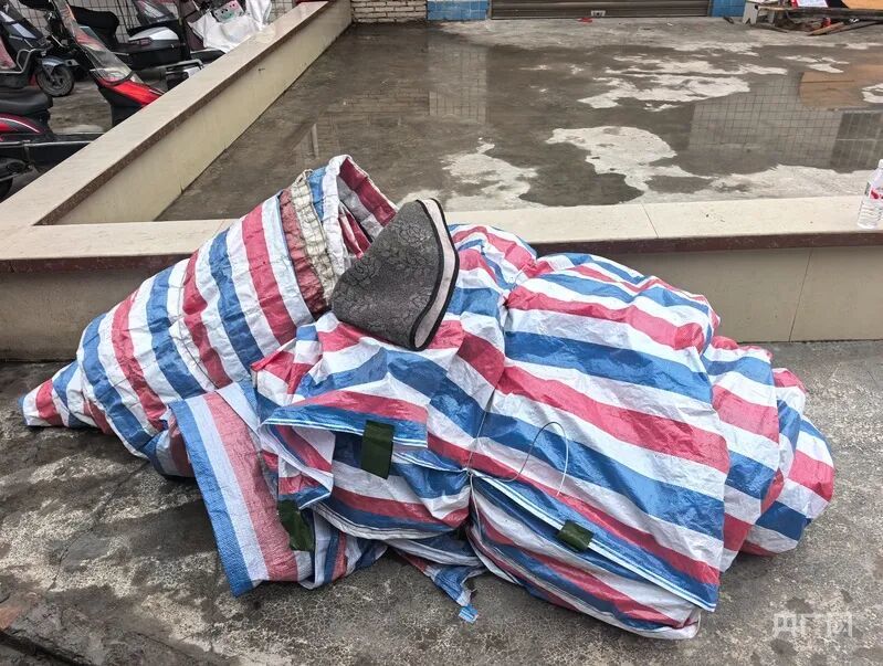 堆放在院中的遮雨棚布(央广网记者 昌思荣 摄)