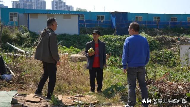 观山街道办工作人员对种菜居民进行劝导