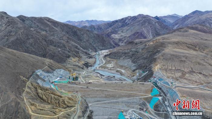 图为西藏帕孜水利枢纽工程主坝正式封顶。中国水电基础局供图