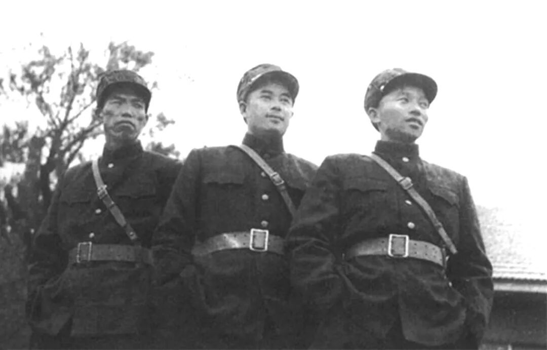 ◆1950年10月，江拥辉（中）与梁兴初（左）、刘西元（右）在朝鲜合影。
